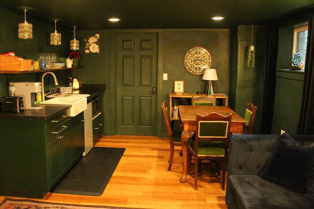 Heart Of Woodstock, 10 Min Walk To Reed, With Private Garage! Appartement Portland Buitenkant foto