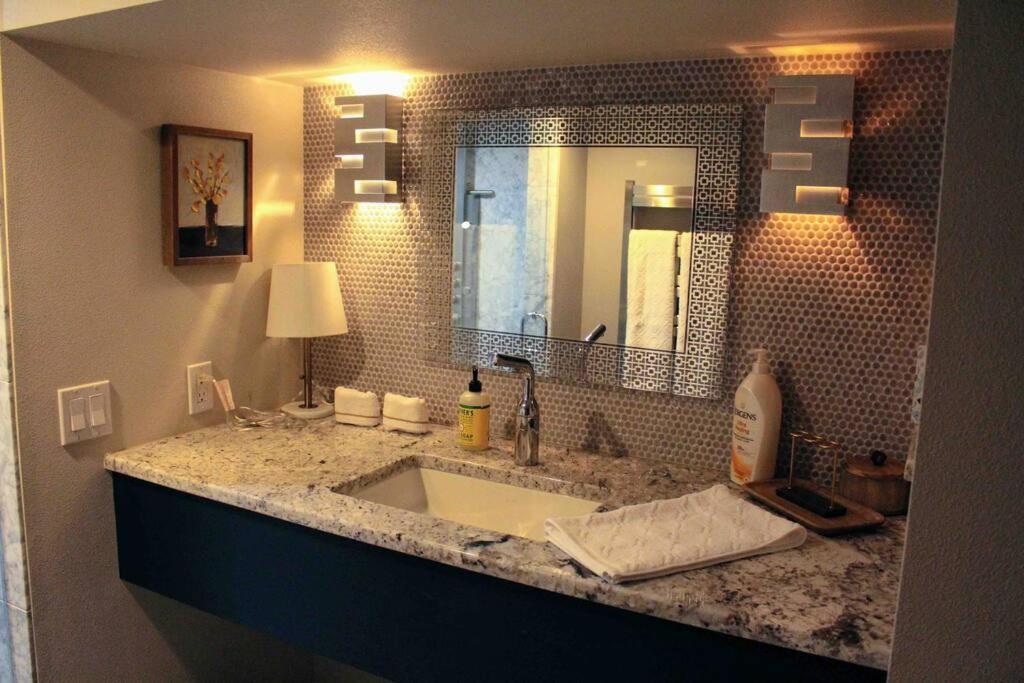 Heart Of Woodstock, 10 Min Walk To Reed, With Private Garage! Appartement Portland Buitenkant foto